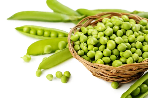 Groene erwten geïsoleerd — Stockfoto