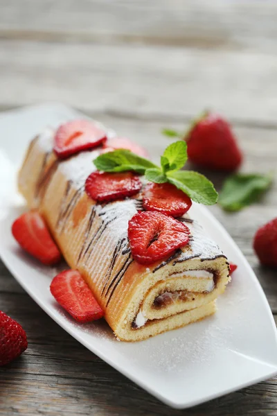 Erdbeerkuchen auf Teller — Stockfoto