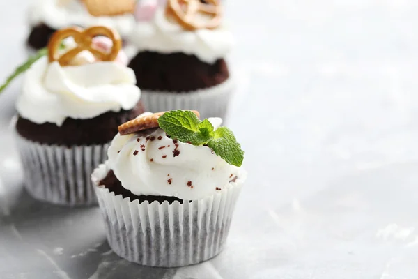 Schokoladen-Cupcakes mit Minzblättern — Stockfoto