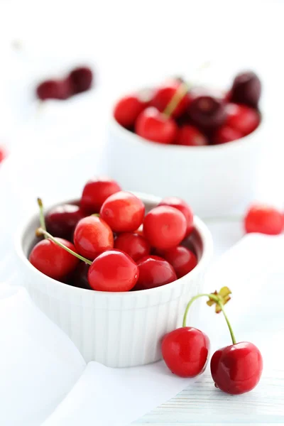 Cerises mûres dans un bol — Photo