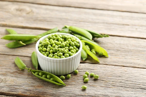 Green peas in bowl — Stock Photo, Image