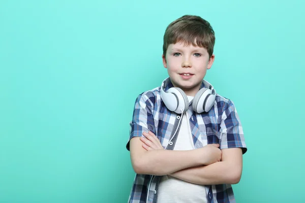 Kleiner Junge mit Kopfhörern — Stockfoto