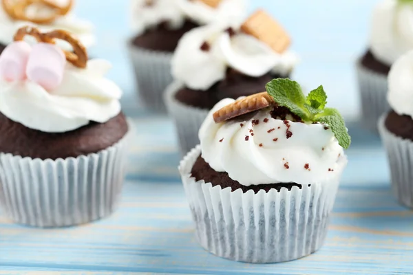 Schokoladen-Cupcakes auf Holztisch — Stockfoto