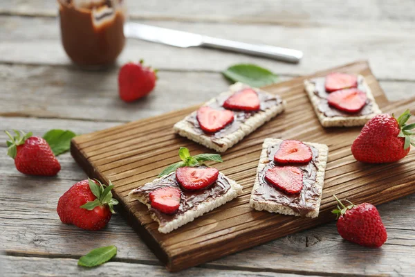 Brot mit Schokolade und Erdbeere — Stockfoto