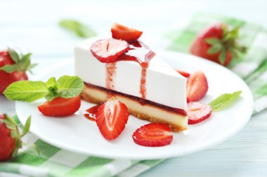Plaka üzerinde çilekli cheesecake
