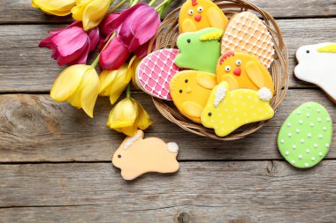 Renkli Paskalya kurabiyeleri ve laleler