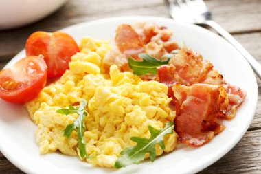 sahanda yumurta, pastırma ve sebze ile