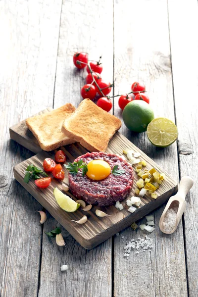 Tartare de boeuf au jaune d'oeuf — Photo