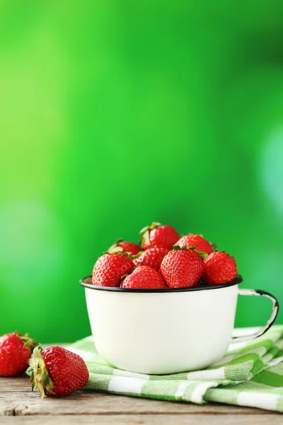 Fresas frescas y sabrosas en taza — Foto de Stock