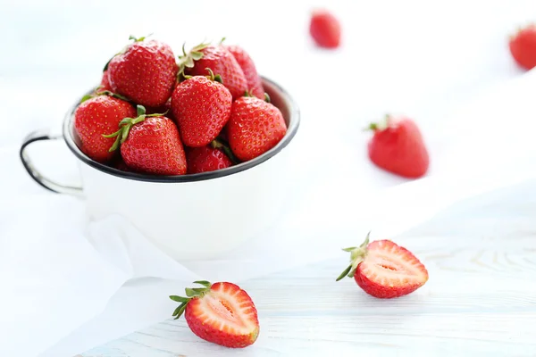 Erdbeeren im Becher auf dem Tisch — Stockfoto