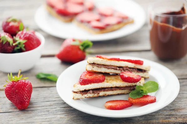 French Toasts mit Schokolade und Erdbeere — Stockfoto