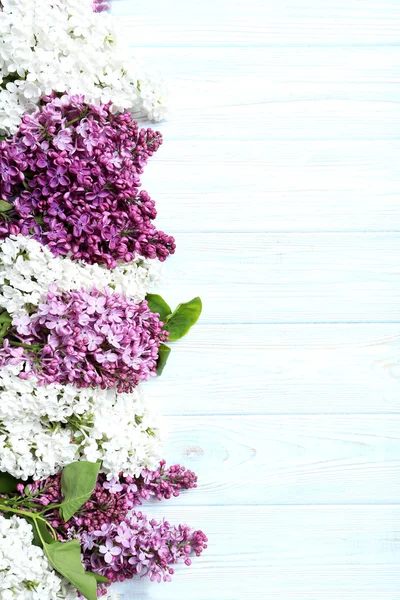 Flores lilás florescentes na mesa de madeira — Fotografia de Stock