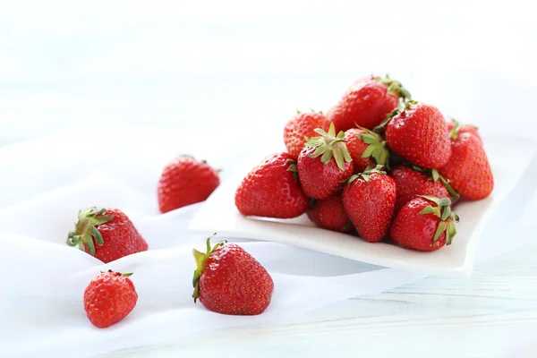 Fresas frescas y sabrosas en el plato — Foto de Stock