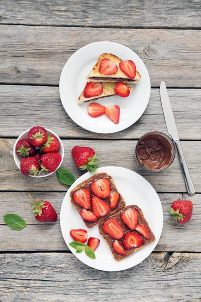 Torradas francesas com chocolate e morango — Fotografia de Stock