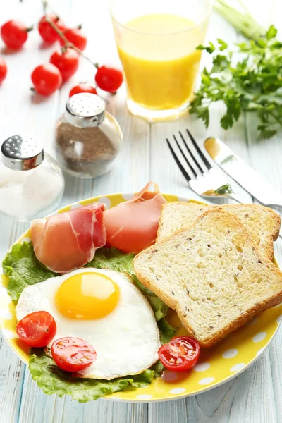 Τηγανητά αυγά με μπέικον και τοστ — Φωτογραφία Αρχείου