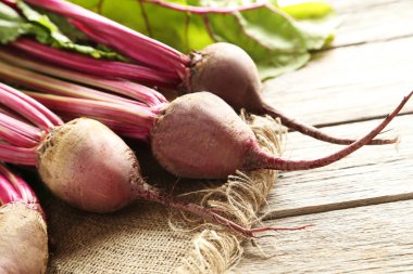 Ahşap masa üzerinde taze pancar