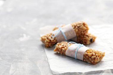 Granola barlar gri bir tablo