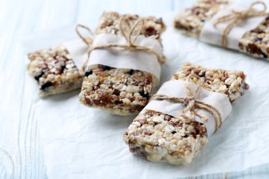 Granola barlar ahşap tablo