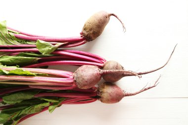 Ahşap masa üzerinde taze pancar