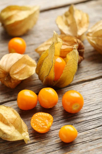 Ahşap masa üzerinde olgunlaşmış physalis — Stok fotoğraf