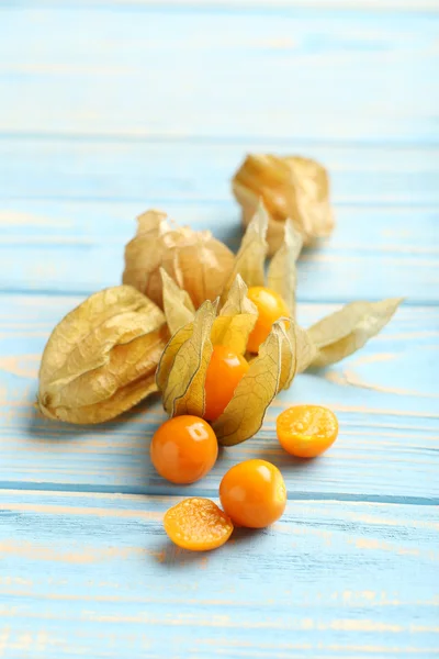 Reife Physalis auf Holztisch — Stockfoto