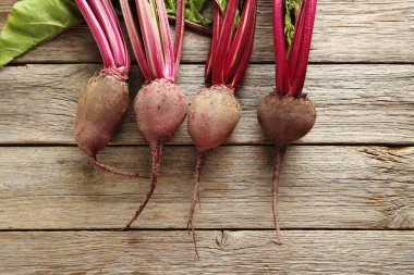 Ahşap masa üzerinde taze pancar