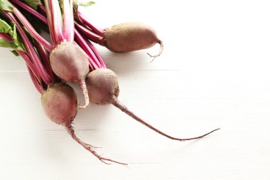 Beyaz bir tablo taze pancar