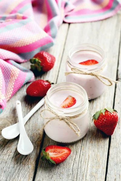 Yogurt alla fragola in barattoli di vetro — Foto Stock