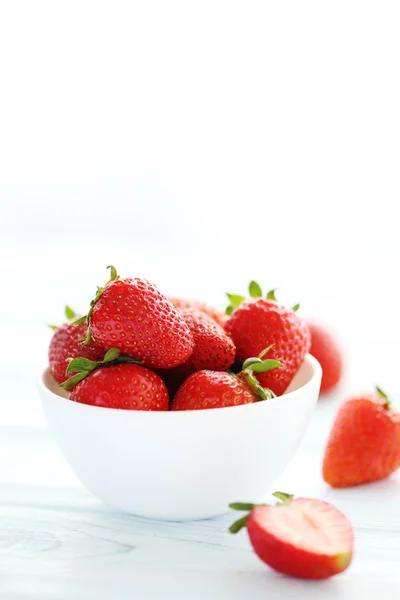 Las fresas en la escudilla sobre blanco — Foto de Stock