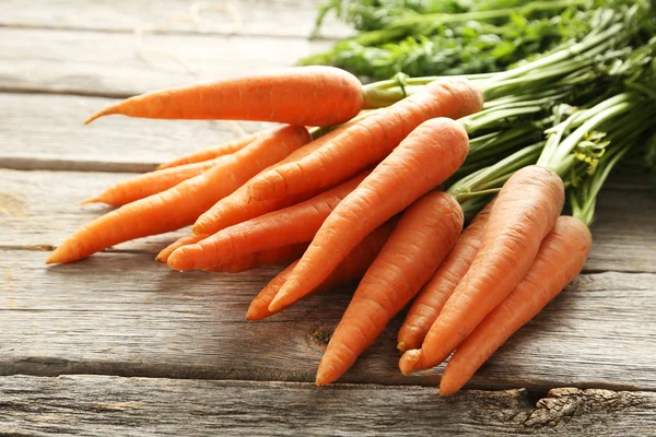 Carota fresca e dolce sul tavolo di legno — Foto Stock