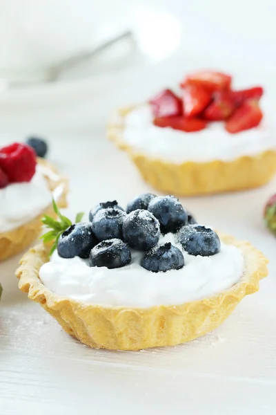 Dessert tartlets with berries — Stock Photo, Image