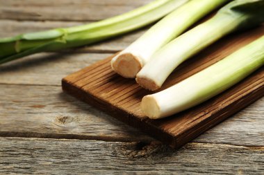 Ahşap masa üzerinde yeşil pırasa