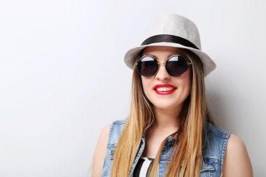 gri arka plan üzerinde hipster kız