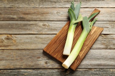 Ahşap masa üzerinde yeşil pırasa