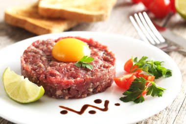 Sığır eti çiğ yumurta sarısı ile