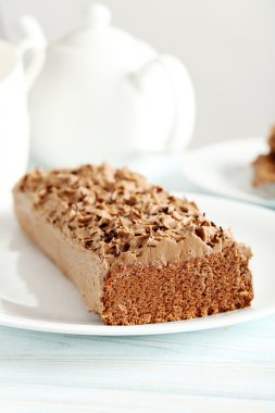 pastel de chocolate sobre fondo de madera