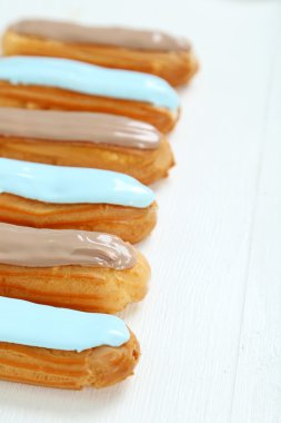 Eklerleri ahşap masa üzerinde sır ile