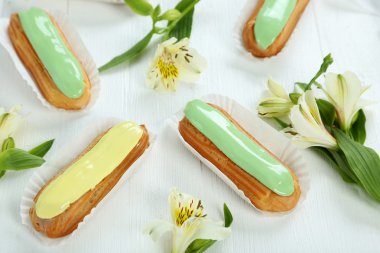 Eklerleri ahşap bir masa üzerinde sır ile