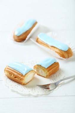 Eklerleri sır beyaz bir tablo ile