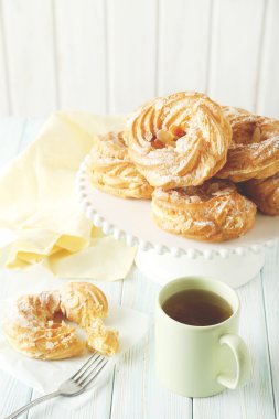 Ahşap masa üzerinde tatlı eklerleri