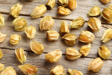 Ahşap masa üzerinde olgunlaşmış physalis