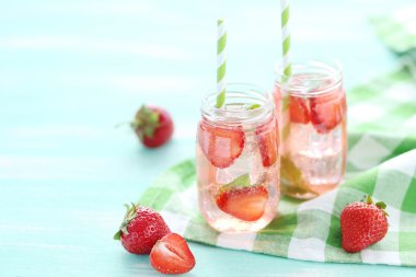 Taze çilek içki şişeleri