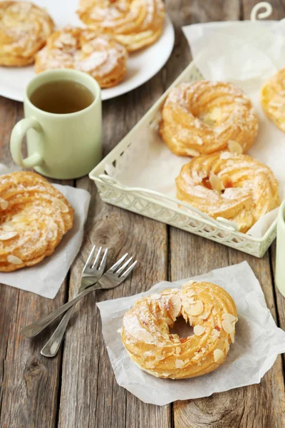 Dulces eclairs sobre mesa de madera — Foto de Stock