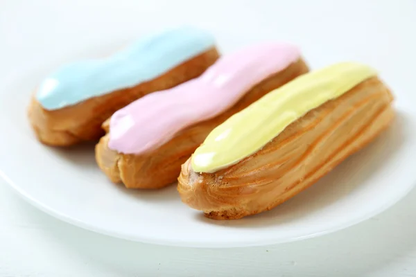 Eclairs com esmalte na placa — Fotografia de Stock