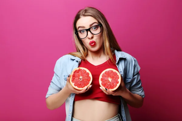 Hipster-Mädchen mit Grapefruit — Stockfoto