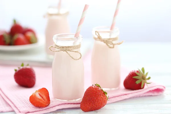 Iogurte de morango em garrafas — Fotografia de Stock
