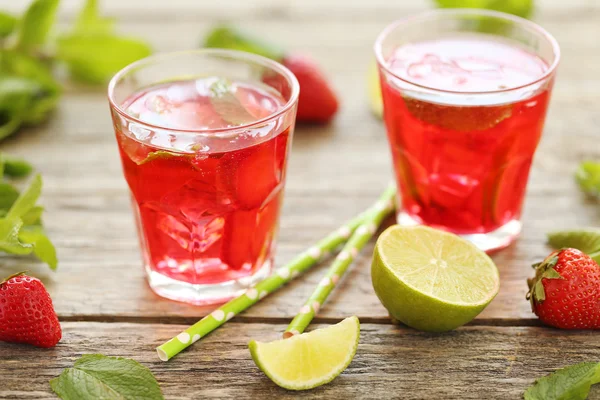 Bebida fresca de fresa en vasos — Foto de Stock