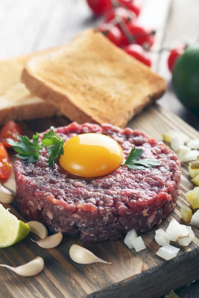 Tartare de boeuf au jaune d'oeuf — Photo