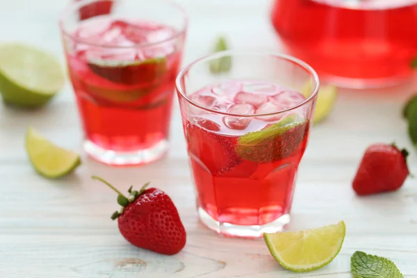 Verse aardbeien drankje in glazen — Stockfoto