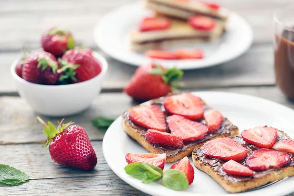 Toasts with chocolate and strawberries — Stock Photo, Image